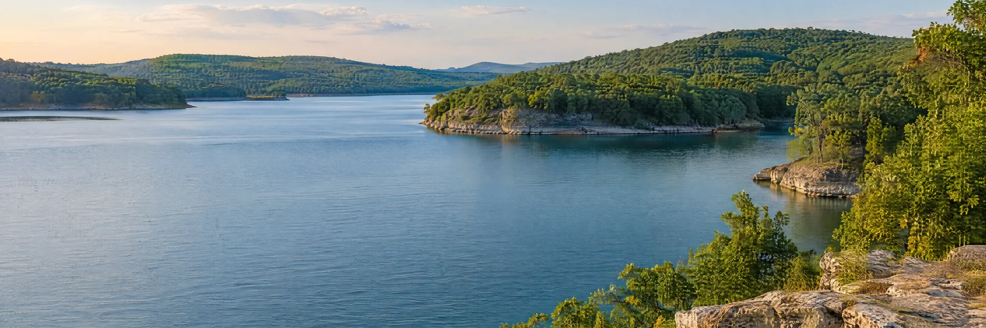 Illustration inspired by Stockton, MO: missouri reservoir with rocky shore, wooded coves and green rolling hills.